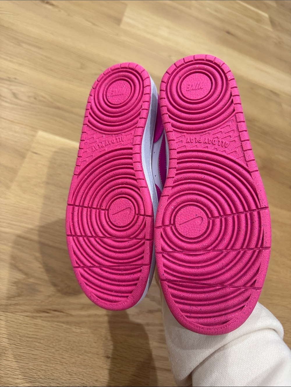 Nike Women’s/Kids Low-Top Dunk Sneakers - White & Hot Pink 6.5Y - Picture 2 of 4